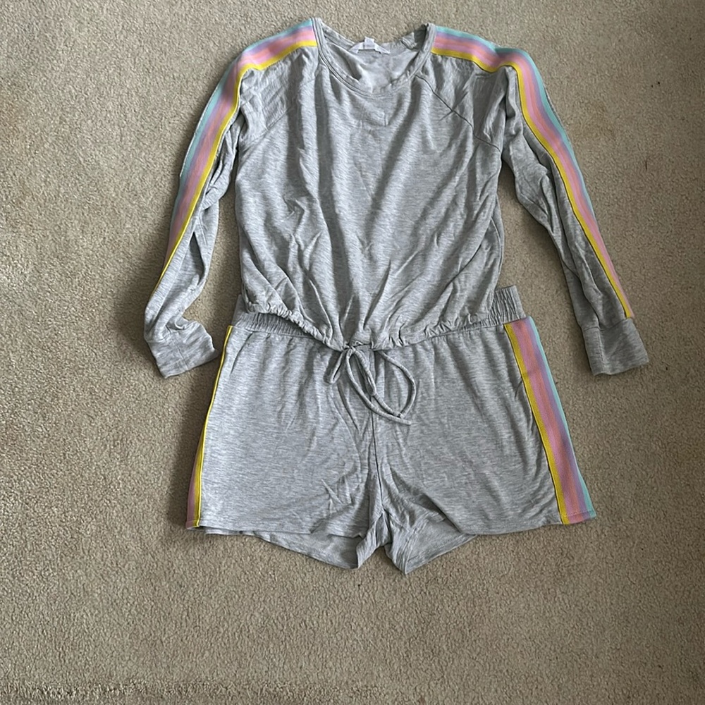 Gray short/sweatshirt set with stripe detail.  BB Dakota size large